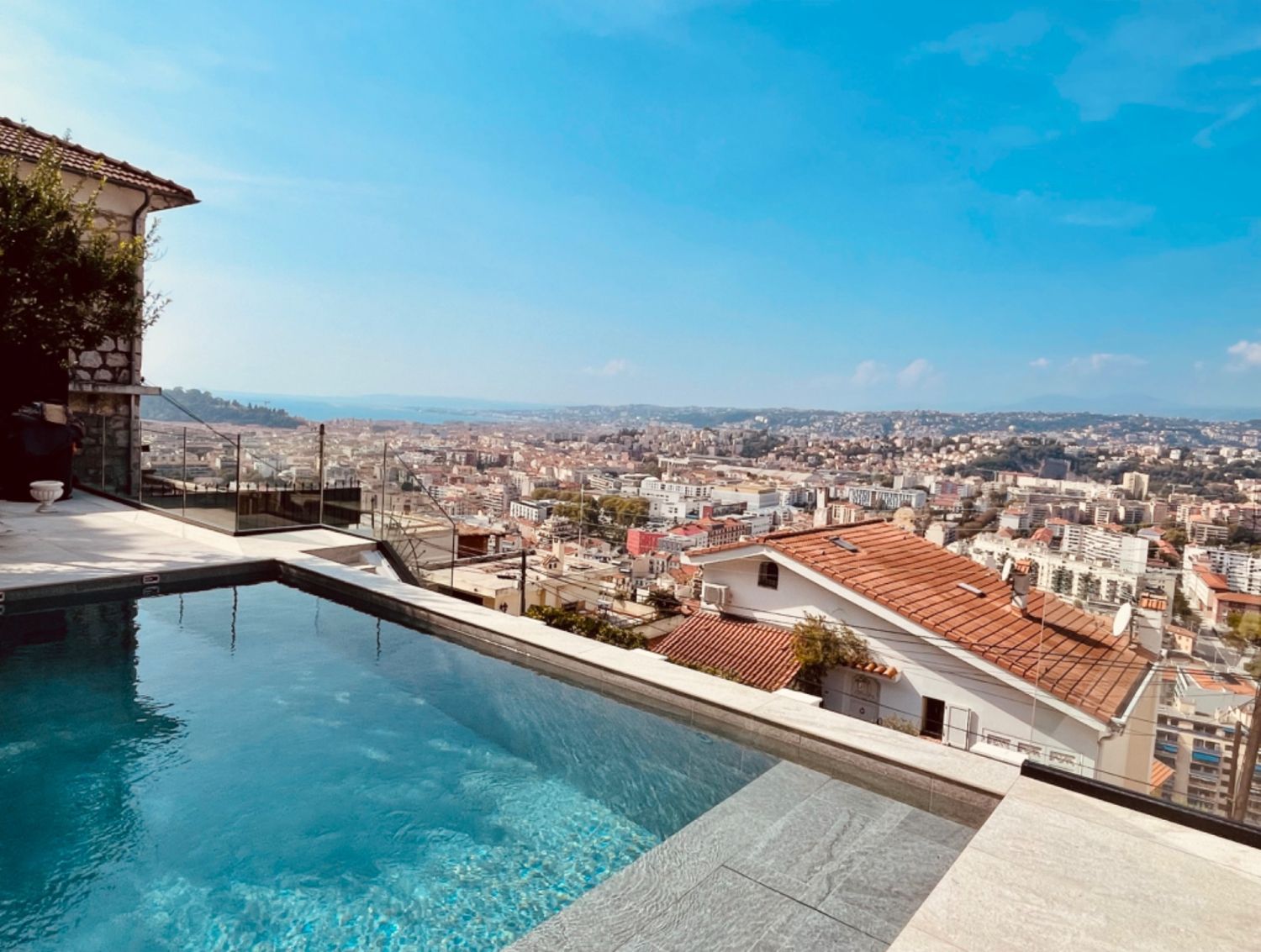 Jardin et piscine vue époustouflante