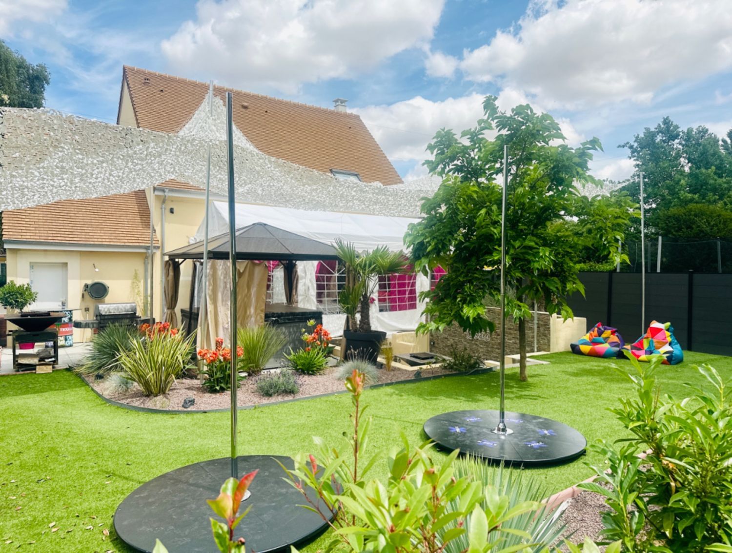 Pop Art Villa: Exclusive Women's Retreat Near Paris