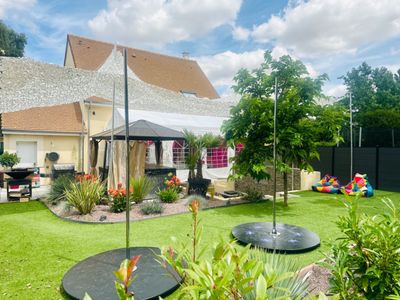 Pop Art Villa: Exclusive Women's Retreat Near Paris