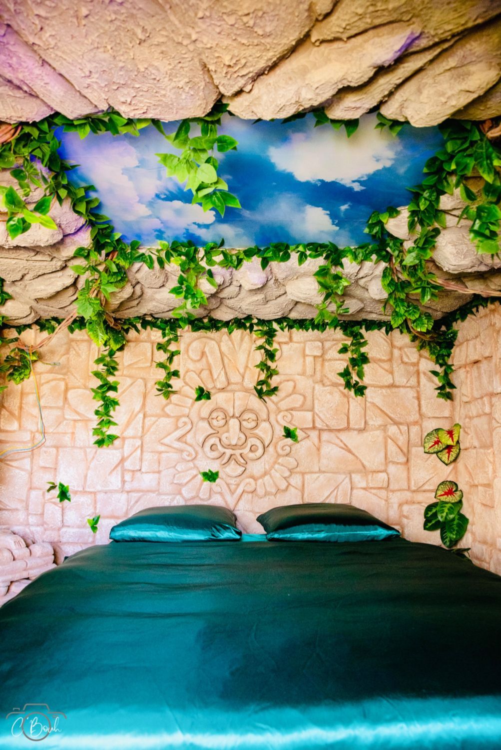 Pop Art Villa: Exclusive Women's Retreat Near Paris