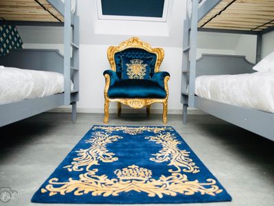 Pop Art Villa: Exclusive Women's Retreat Near Paris