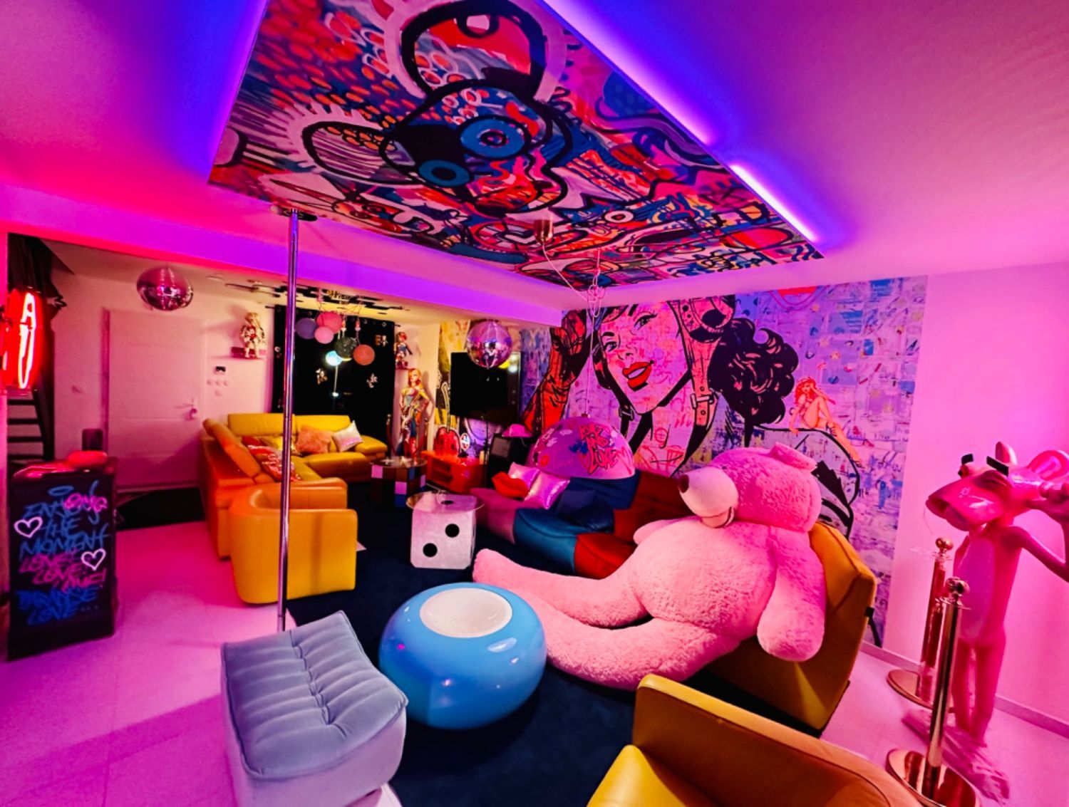 Pop Art Villa: Exclusive Women's Retreat Near Paris