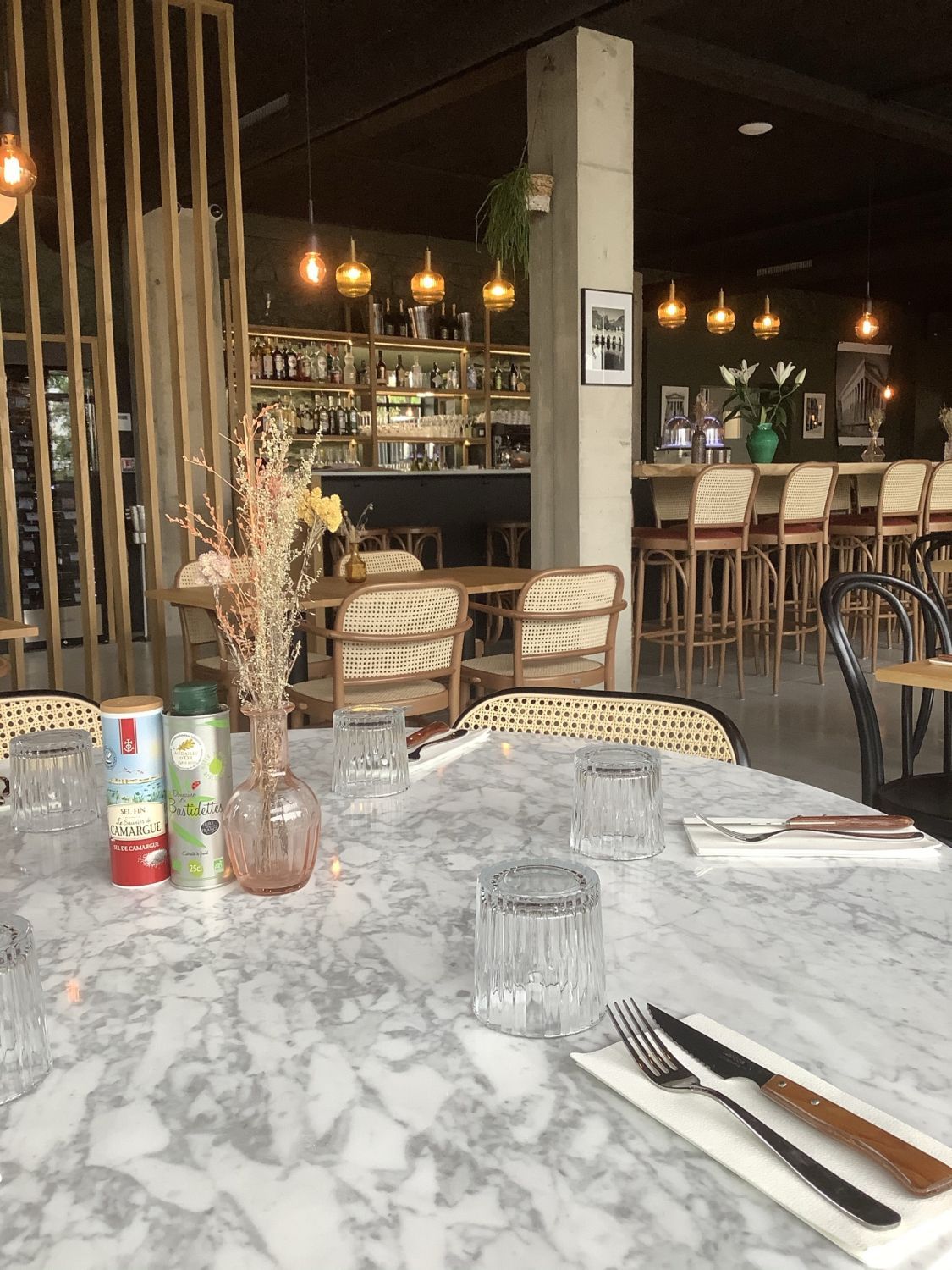 Restaurant spacieux moderne avec un joli patio végétalisé