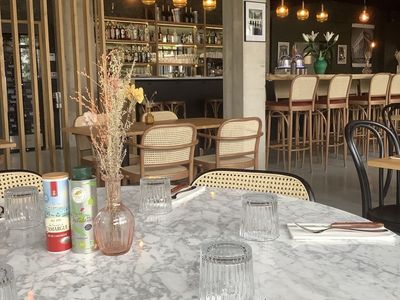 Restaurant spacieux moderne avec un joli patio végétalisé