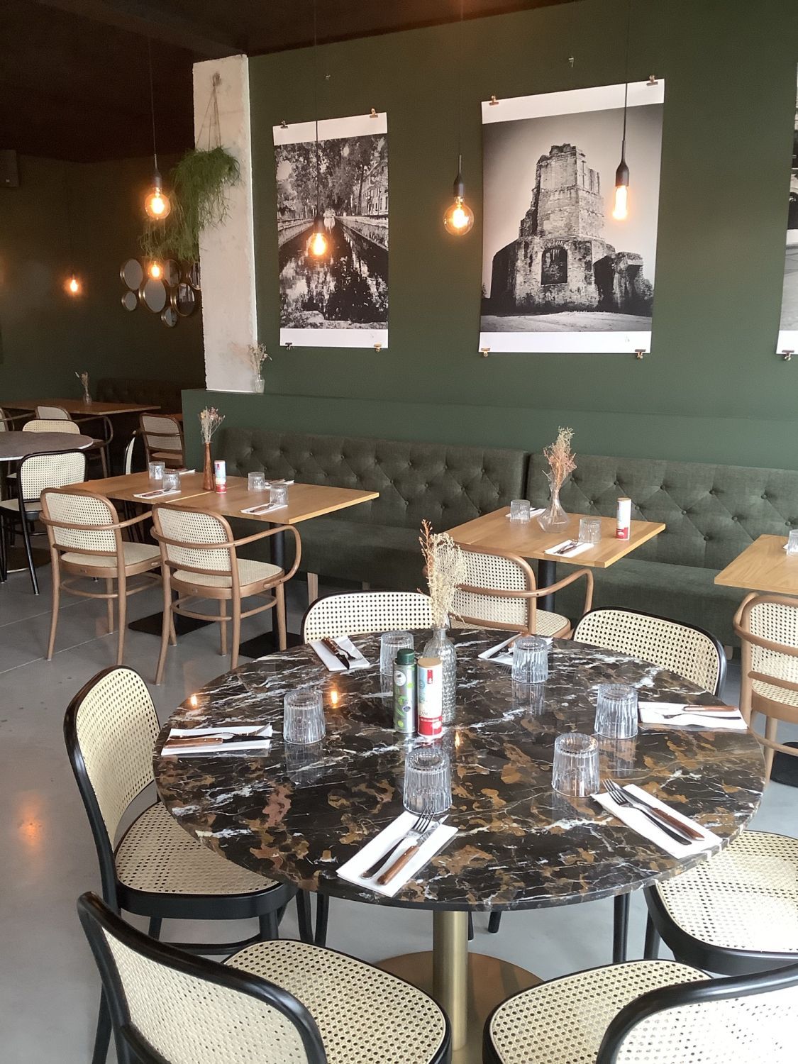 Restaurant spacieux moderne avec un joli patio végétalisé