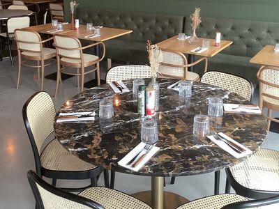 Restaurant spacieux moderne avec un joli patio végétalisé