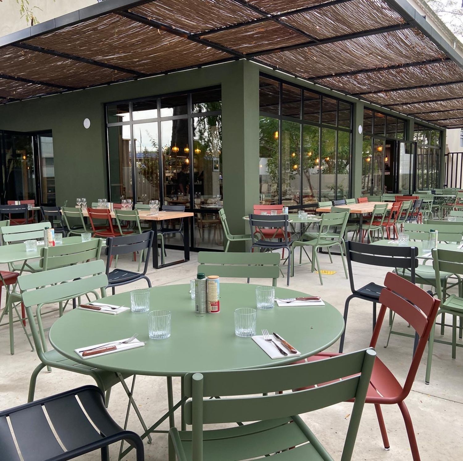 Restaurant spacieux moderne avec un joli patio végétalisé