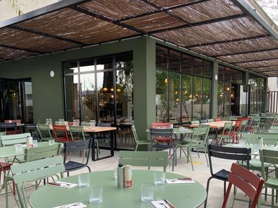 Restaurant spacieux moderne avec un joli patio végétalisé
