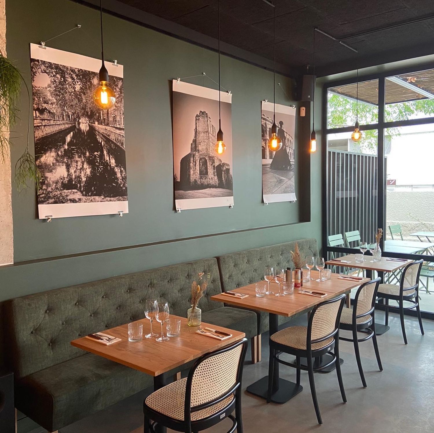 Restaurant spacieux moderne avec un joli patio végétalisé