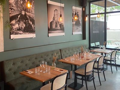 Restaurant spacieux moderne avec un joli patio végétalisé