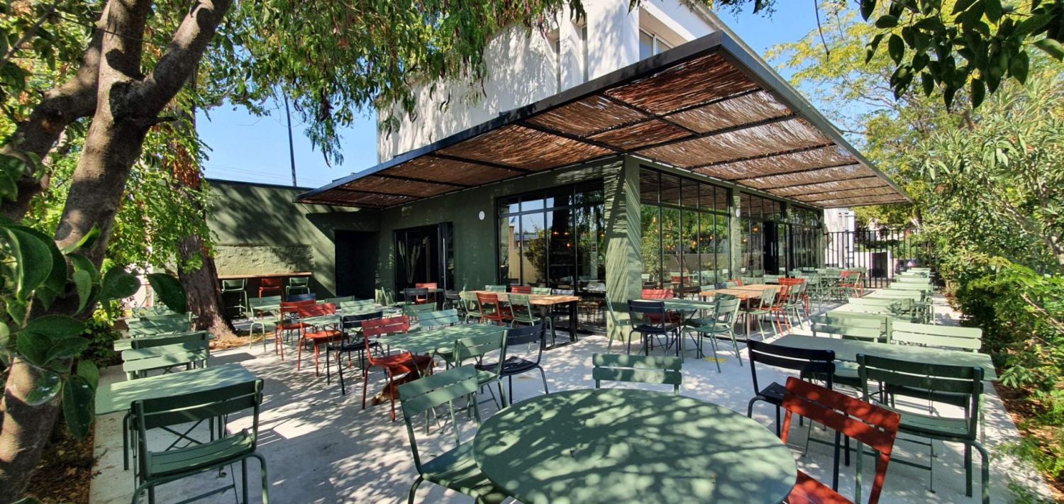 Restaurant spacieux moderne avec un joli patio végétalisé