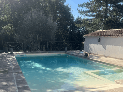 Estate in green Provence