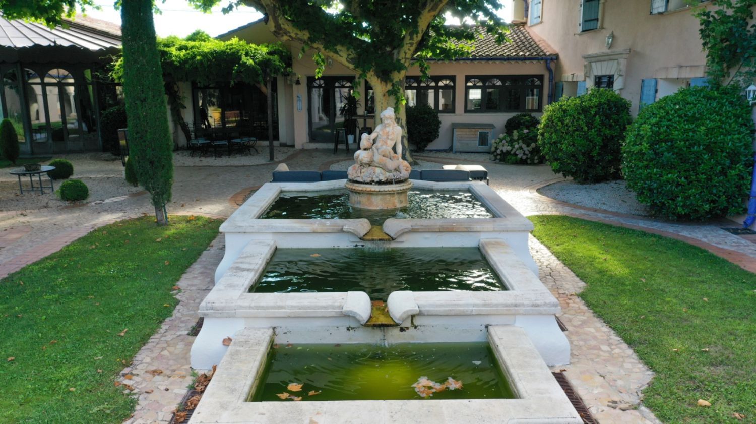 Exceptional estate 10 minutes from St Rémy de Provence