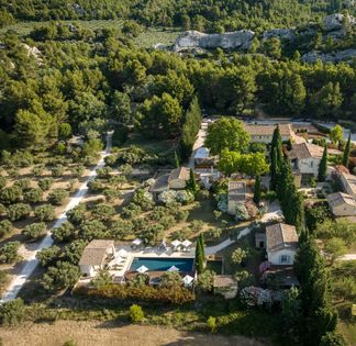 Friends' houses in the heart of the Alpilles