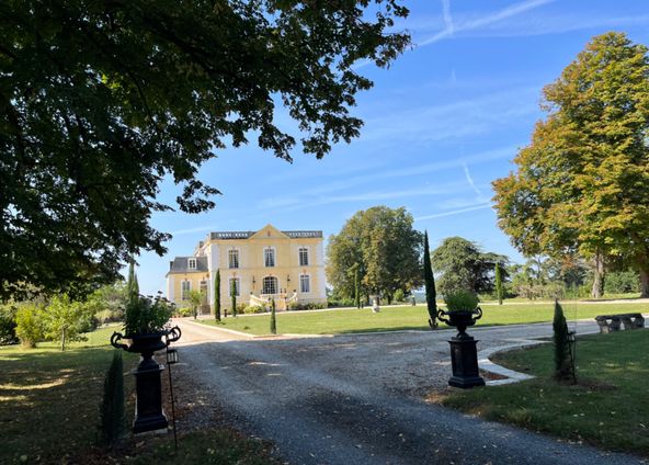 18th century castle, exceptional view 40 minutes from Paris South, road, air and river access