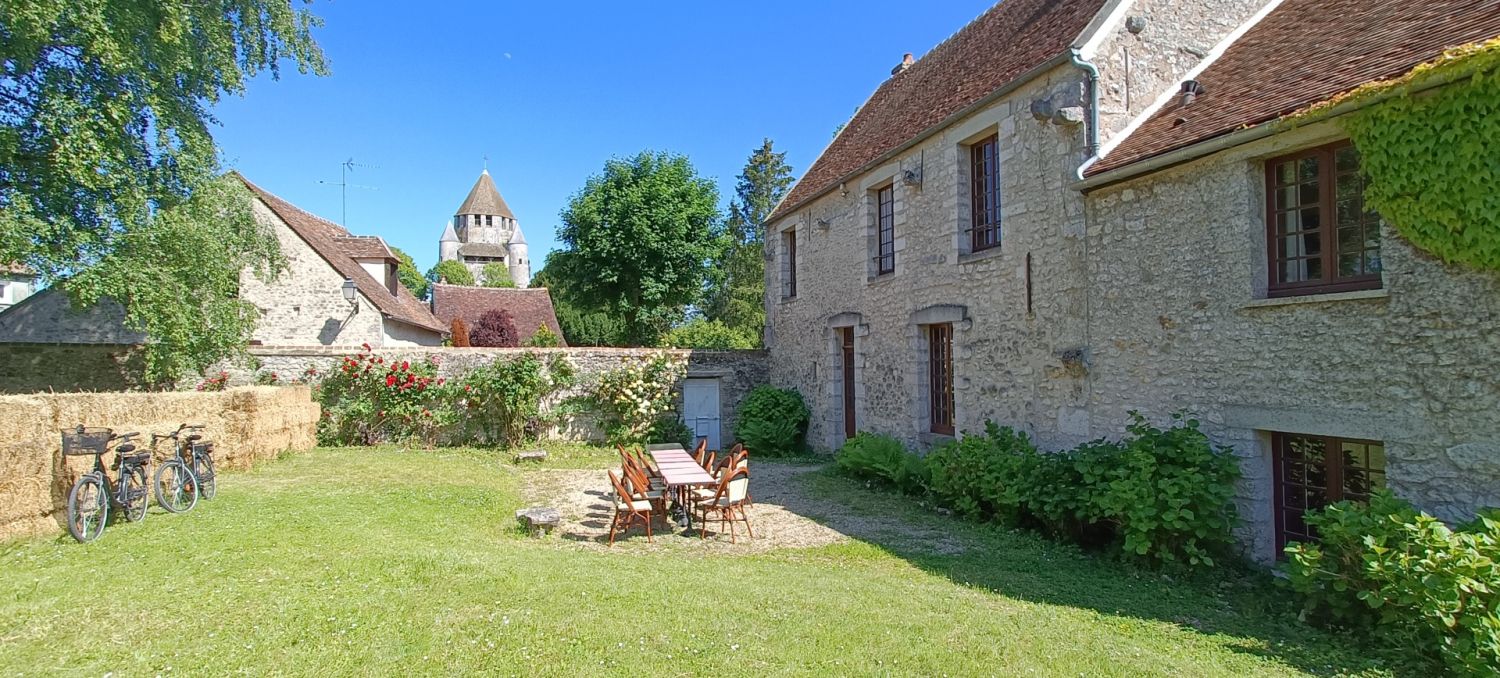 12th century house with exceptional cellar 1 hour from Paris
