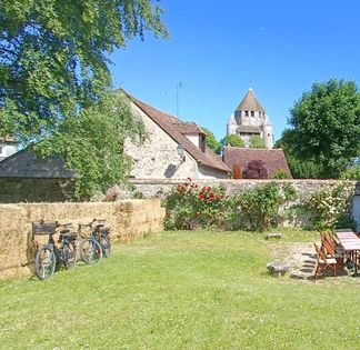 12th century house with exceptional cellar 1 hour from Paris