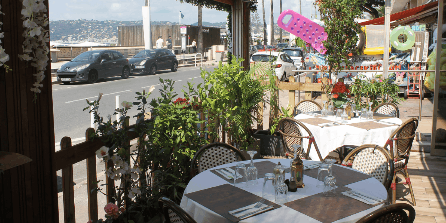 Restaurant en bord de mer