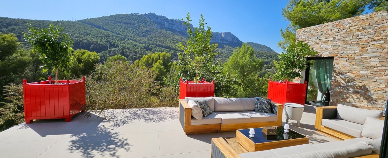 Architect-designed villa with sea and mountain views