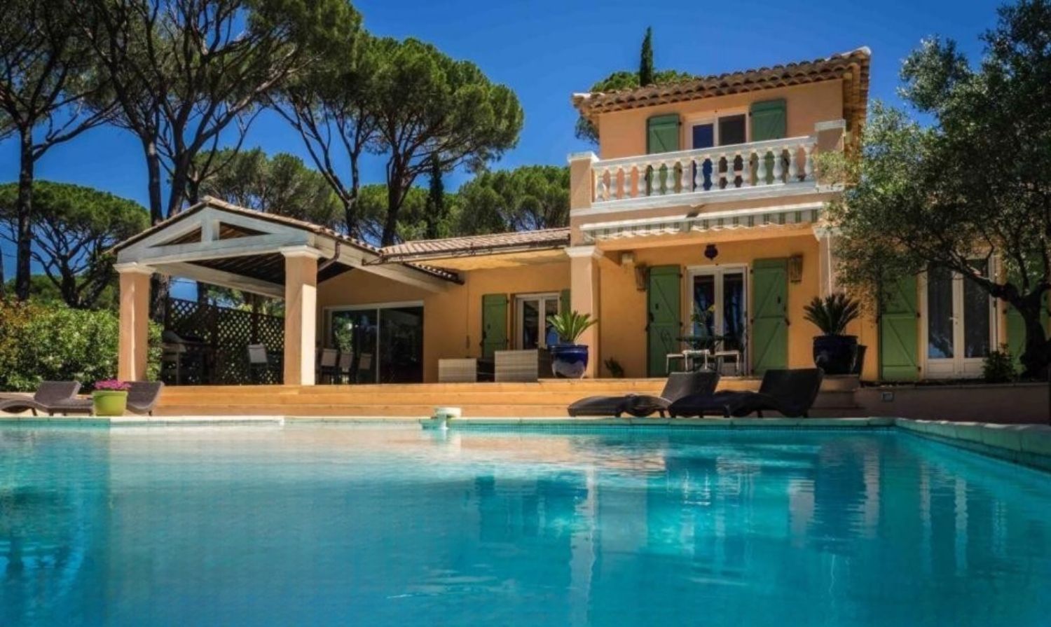 Provençal villa with swimming pool and refined decoration