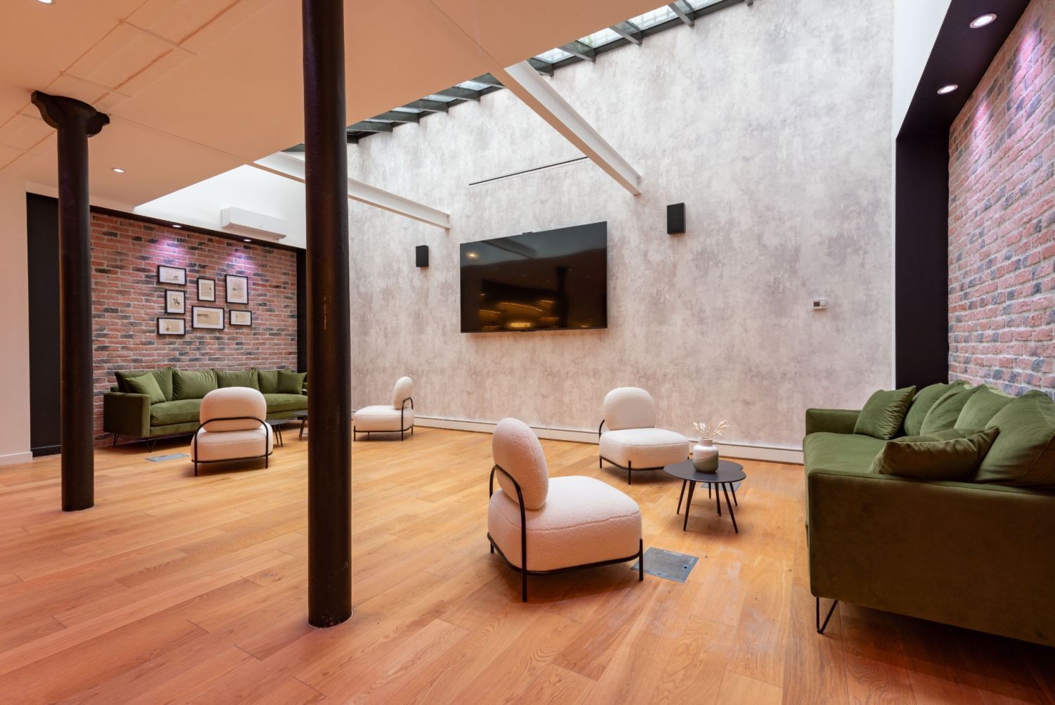Atypical and bright loft in the heart of Paris