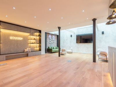 Ancienne Écurie Parisienne : Lieu d'Événement Unique à République