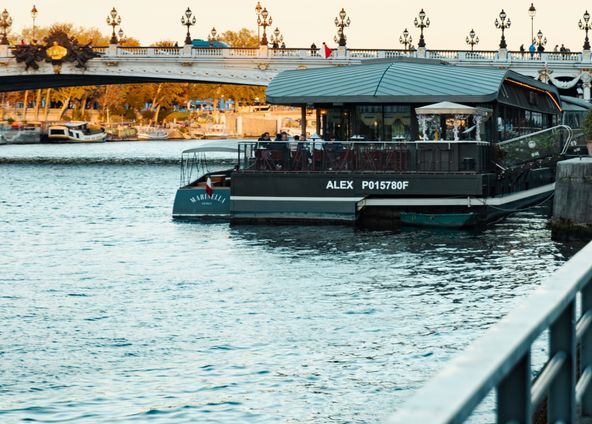 220 m² barge on the banks of the Seine, a few meters from the Alexandre III bridge