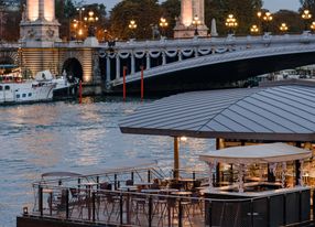 220 m² barge on the banks of the Seine, a few meters from the Alexandre III bridge