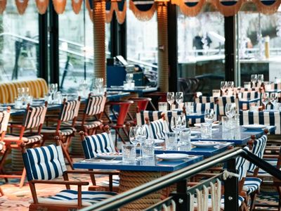 220 m² barge on the banks of the Seine, a few meters from the Alexandre III bridge