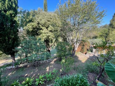 Provencal estate with swimming pool and large land