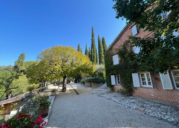 Provencal estate with swimming pool and large land