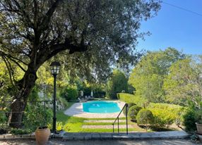 Provencal estate with swimming pool and large land