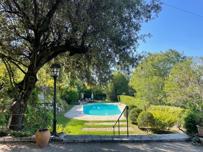Provencal estate with swimming pool and large land