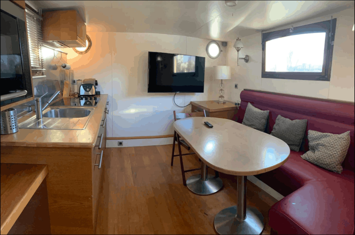 Une Péniche Luxueuse et Romantique au Cœur du Bois de Boulogne