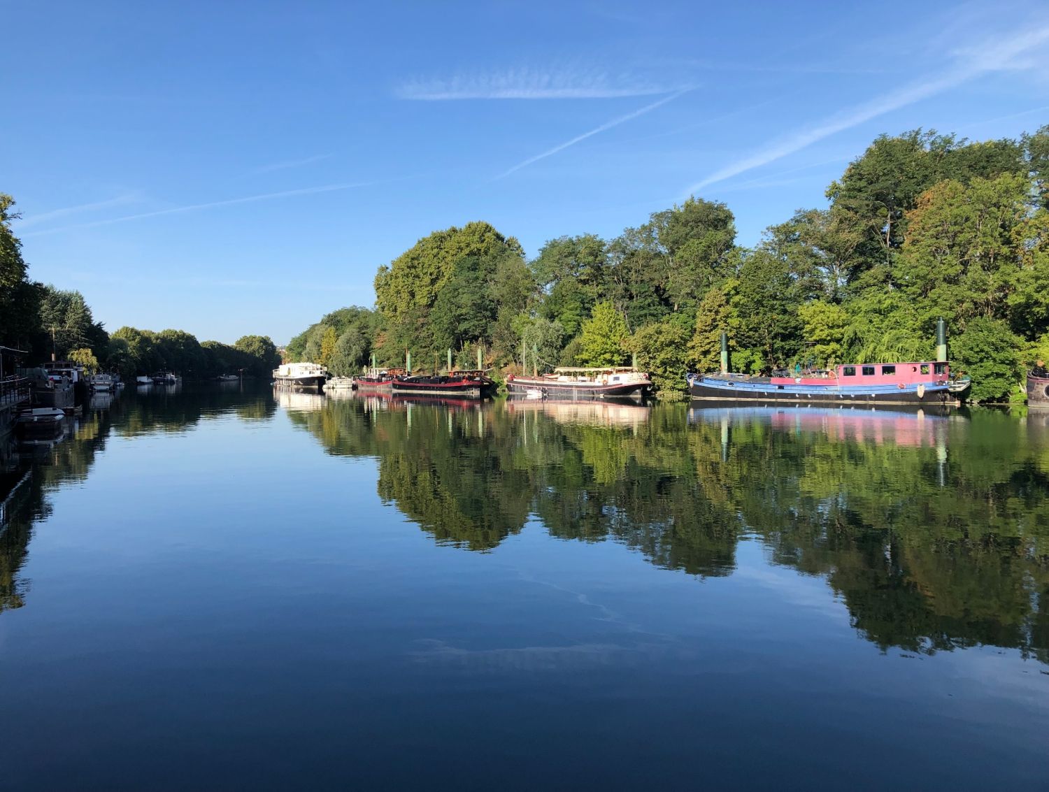 Une Péniche Luxueuse et Romantique au Cœur du Bois de Boulogne