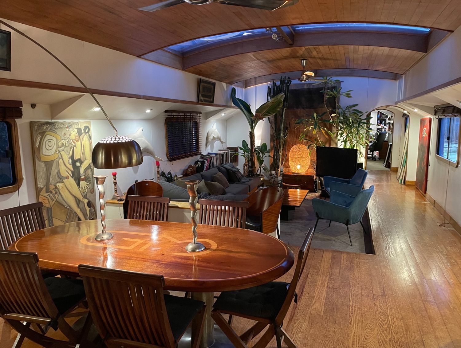 A Luxurious and Romantic Péniche in the Heart of Bois de Boulogne