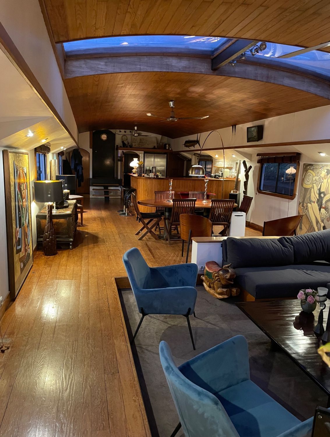 A Luxurious and Romantic Péniche in the Heart of Bois de Boulogne