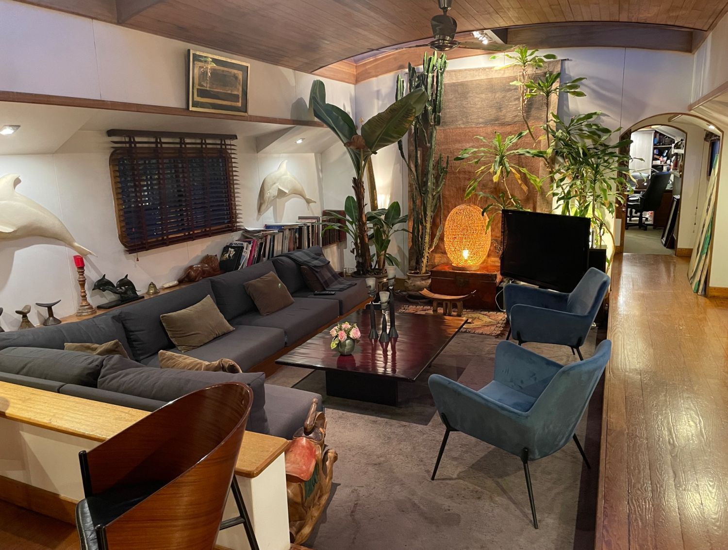 A Luxurious and Romantic Péniche in the Heart of Bois de Boulogne