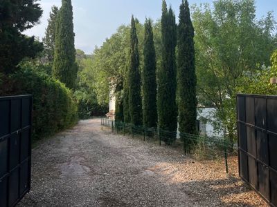 Maison contemporaine avec jardin et piscine 