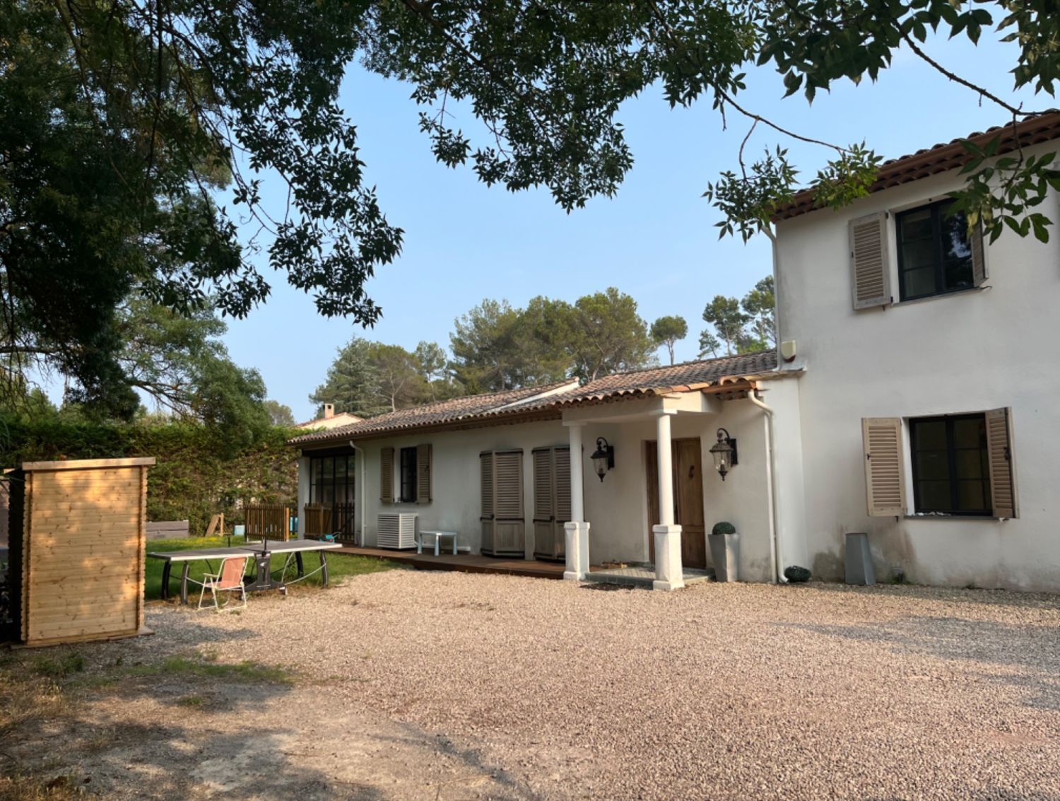 Maison contemporaine avec jardin et piscine 