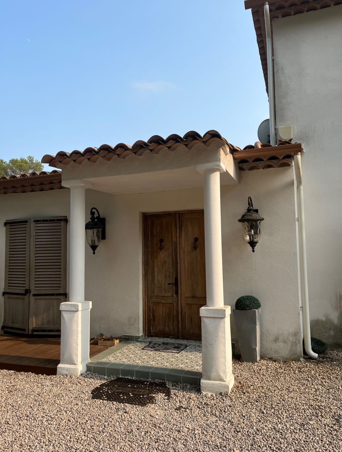 Maison contemporaine avec jardin et piscine 