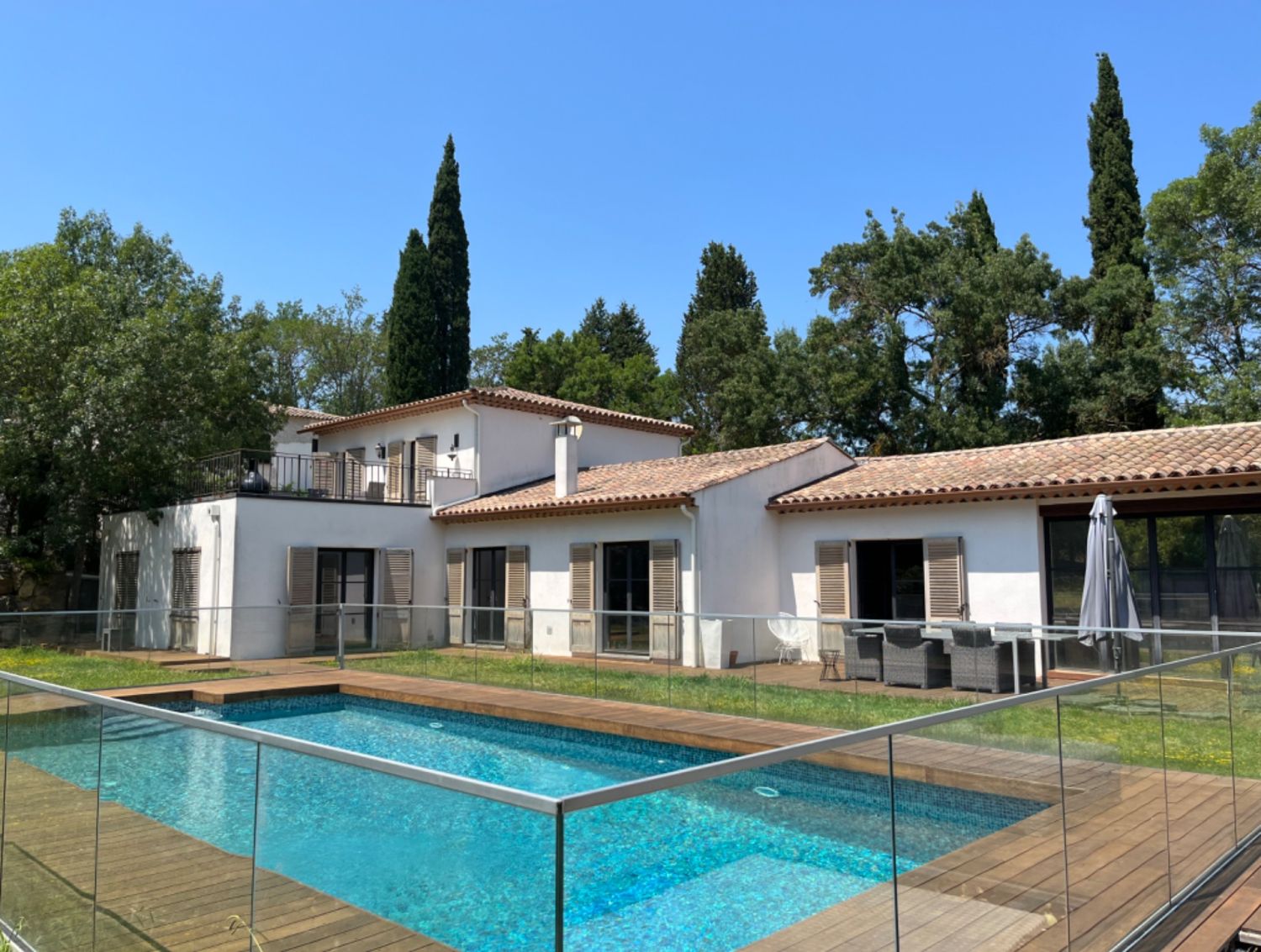 Maison contemporaine avec jardin et piscine 