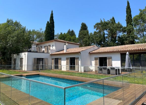 Contemporary house with garden and swimming pool