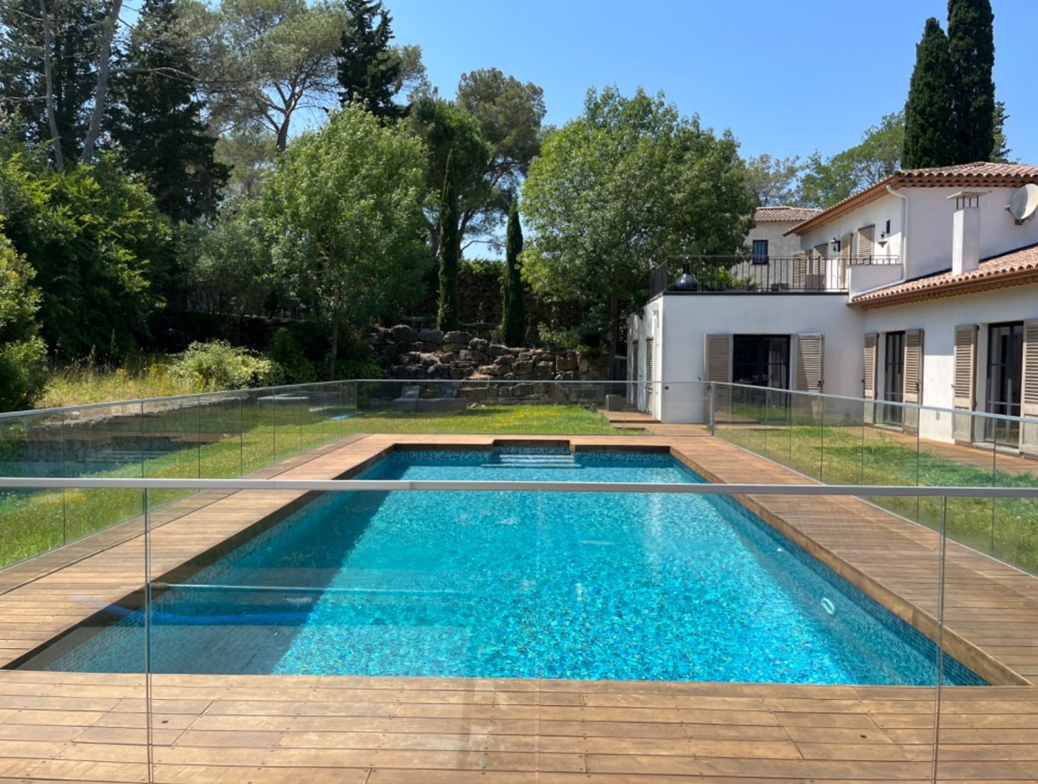 Maison contemporaine avec jardin et piscine 