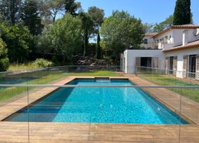 Contemporary house with garden and swimming pool