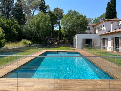 Maison contemporaine avec jardin et piscine 