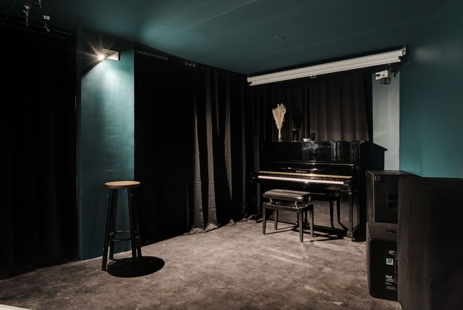 Restaurant with stage