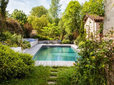 Guest house with heated swimming pool on the edge of the pond