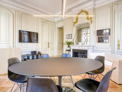 Exceptional Haussmann style nestled a stone's throw from Place Bellecour