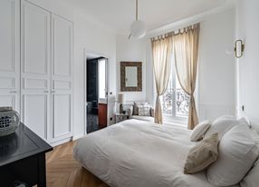 Beautiful Parisian apartment with a view of Notre-Dame